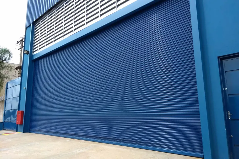 Portão de enrolar automático em fachada comercial